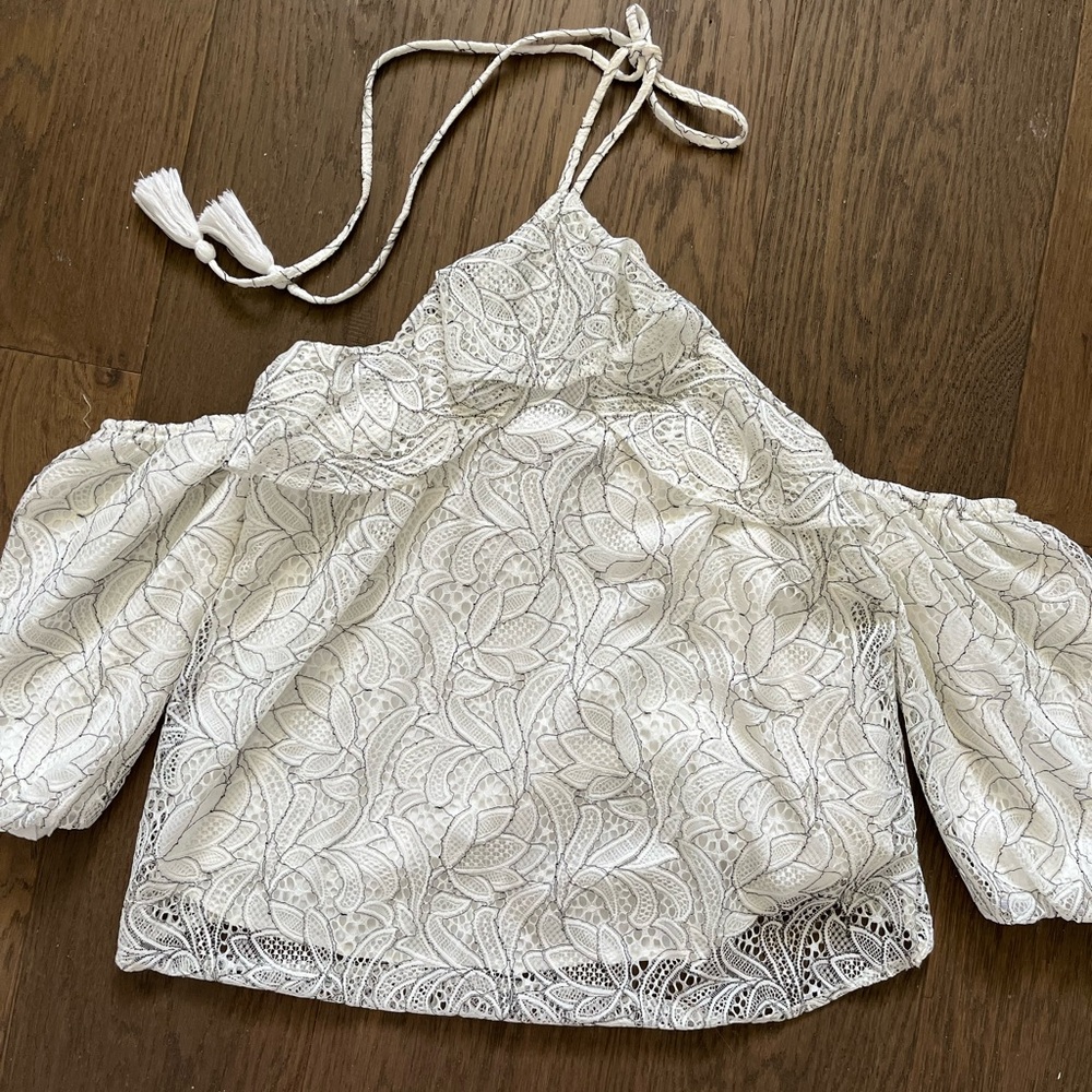 Beau tissu lace halter/off the shoulder top. Size M